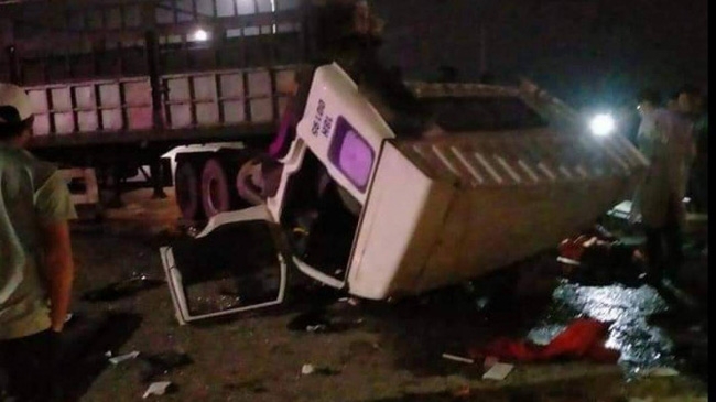 Tin tức tai nạn giao thông nổi bật ngày 25/1: Xe máy va chạm kinh hoàng với ô tô bán tải, 2 người chết