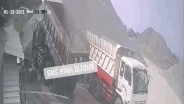 Camera giao thông: Tài xế xe ben hạ thùng bất cẩn, chủ bị đè tử vong