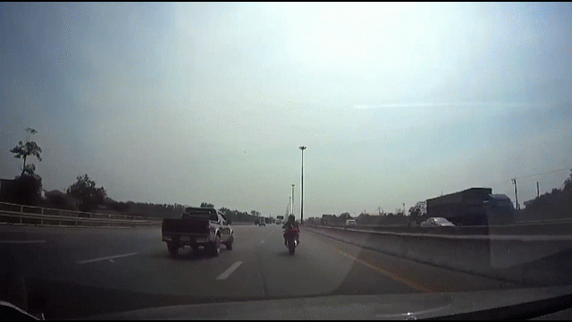 Camera giao thông: Nữ biker "thông chốt", xô đẩy cả cảnh sát