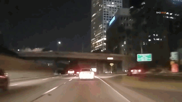 Camera giao thông: Chiếc Mercedes lao khỏi cầu vượt rồi bốc cháy kinh hoàng