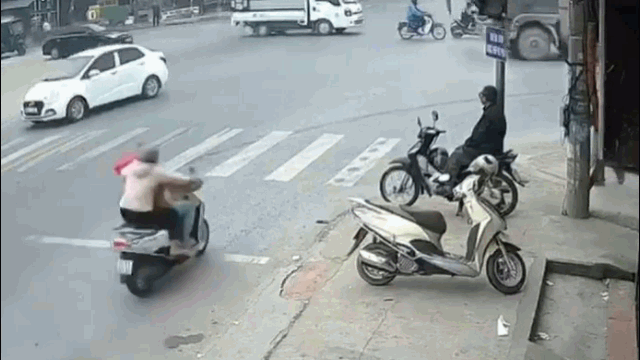 Camera giao thông: Người phụ nữ điều khiển xe máy găm thẳng vào hông xe ben