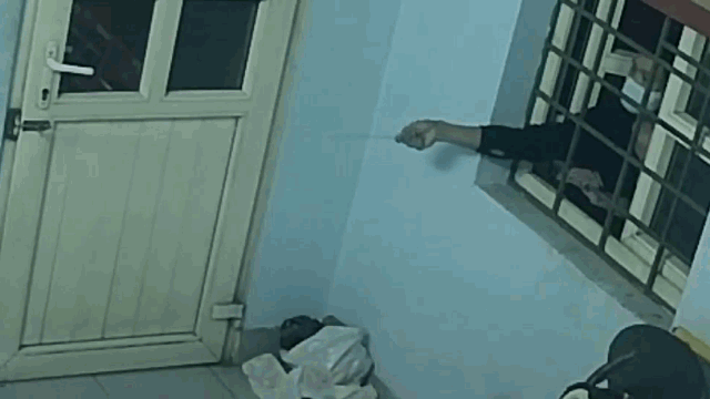 Video: Lợi dụng nhân viên gác tàu ngủ say, đạo chích dùng móc sắt mở cửa trạm gác, cuỗm 2 điện thoại