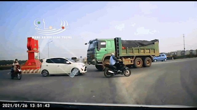 Camera giao thông: Xe ben đi sai luật cố tình đẩy lùi ô tô, "đen đủi" gặp đúng bác tài "quá cứng"