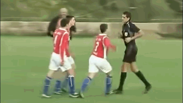 Video: Bị từ chối penalty, loạt cầu thủ bực tức đấm trọng tài ngay trên sân
