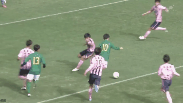 Video: Đi bóng vượt qua lần lượt 6 đối thủ, cầu thủ ghi bàn thắng khiến ai nấy ngỡ ngàng