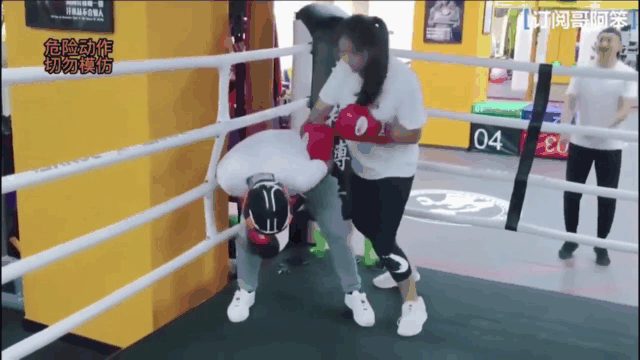 Video: "Cao thủ kungfu" tỉ thí cùng nữ HLV Boxing và cái kết bẽ bàng sau 2 phút đối đầu