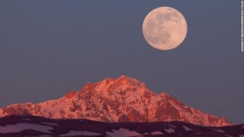 Mãn nhãn với hình ảnh 'Trăng Sói' - Kỳ trăng đầu tiên của năm 2022