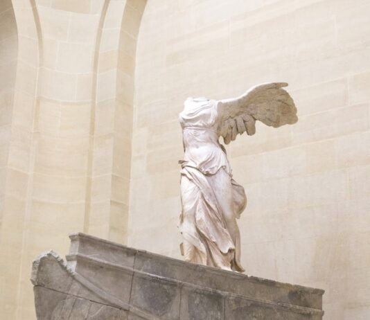 Tiết lộ về bức tượng thần chiến thắng mất đầu trong bảo tàng Louvre