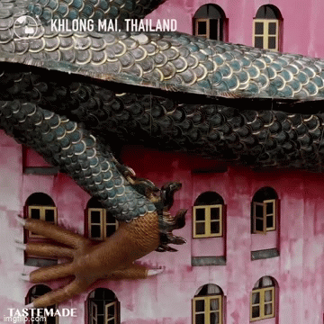 Thái Lan: bí ẩn phía sau ngôi chùa hồng tuyệt tác với hình rồng khổng lồ quấn quanh