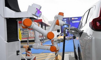 Trung Quốc: trạm xăng ngoài trời sử dụng 100% robot phục vụ