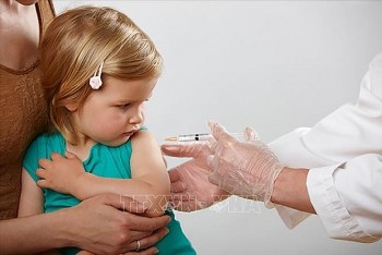 Anh chuẩn bị tiêm vaccine ngừa COVID-19 cho trẻ em có nguy cơ cao từ 5-11 tuổi
