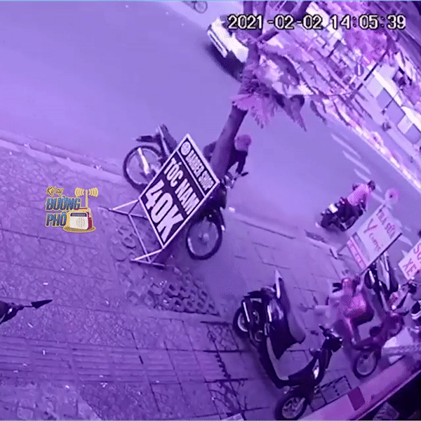 Video: Liều lĩnh lao ra chặn kẻ trộm xe, cô gái suýt bị tấn công