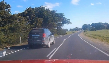 Camera giao thông: Đánh lái để vượt xe, tài xế vô tình phi thẳng 