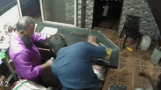 Video: Người đàn ông cầm dao lao vào sảnh khách sạn để cướp tiền