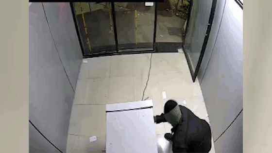 Video: Trộm dùng ô tô kéo đổ cây ATM, vét sạch hơn 40.000 USD