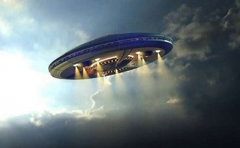 UFO xuất hiện trên bầu trời đêm của Hawaii trước khi "lặn" vào đại dương?