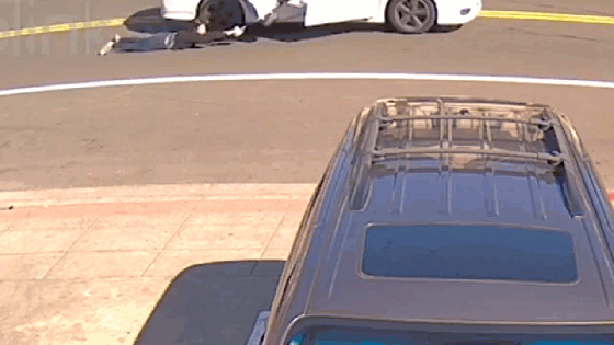 Video: Đi ô tô giật túi xách, kéo lê cô gái Mỹ trên đường
