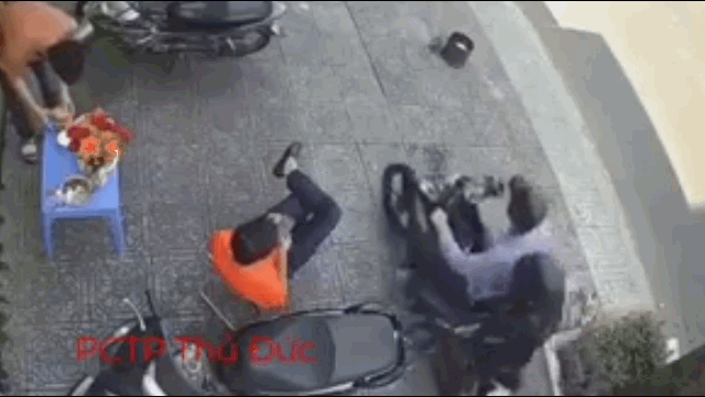 Video: Bị cướp áp sát, người đàn ông có màn phản ứng 'khó tin'