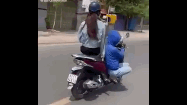 Camera giao thông: Nữ ninja Lead vừa lái xe vừa 