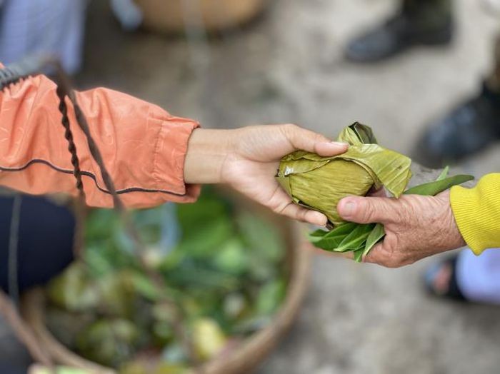 Độc đáo phiên chợ ở Tây Ninh chỉ dùng lá cây thay tiền | Thời Đại