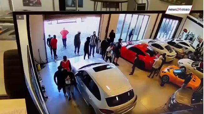 Video: Bị từ chối yêu cầu giao xe, 40 thanh niên hung hăng đập phá loạt xe sang của showroom