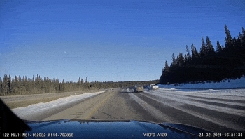 Camera giao thông: Ford Ranger, xoay tít mù trên đường trơn trượt tại Canada