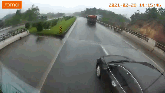 Camera giao thông: Chuyển làn thiếu quan sát, xế hộp camry bị xe 'hổ vồ' tông xoay ngang trên cao tốc