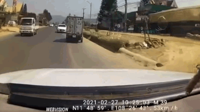 Camera giao thông: Ô tô con đâm trực diện xe tải với tốc độ kinh hoàng sau tình huống lấn làn