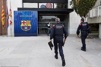 Cảnh sát ập vào khám xét, bắt êkip cựu chủ tịch CLB Barcelona