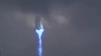 Video: UFO rời khỏi Trái Đất qua lỗ sâu vũ trụ?