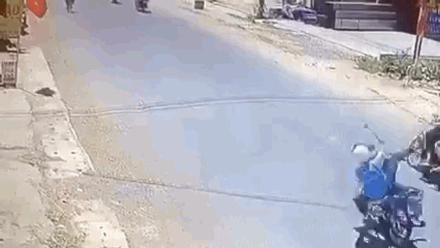 Camera giao thông: Thanh niên ngơ ngác bật dậy tìm xe sau tai nạn