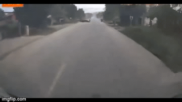 Camera giao thông: Ô tô 'phóng'  như bay từ trong nhà hạ gục xe máy