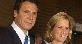 Thống đốc New York bị tố ngược đãi vợ cũ giữa bê bối tình dục