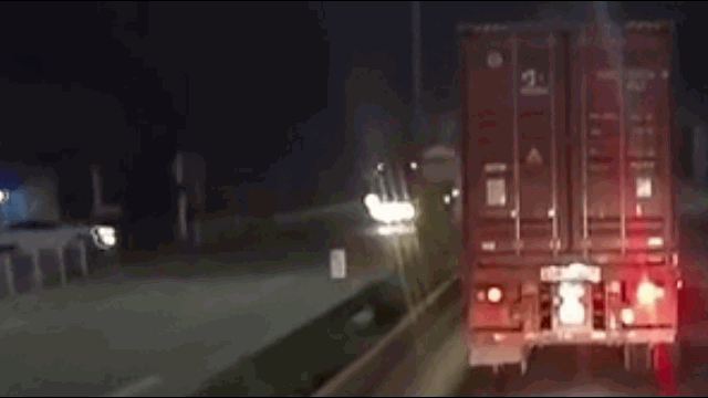 Camera giao thông: Ô tô 5 chỗ lao qua đường như tên bắn, tông vào đầu container