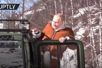 Tổng thống Putin lái xe bánh xích băng rừng tuyết