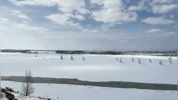 Video: Cận cảnh sông băng bị kích nổ, nước phun thành cột cao