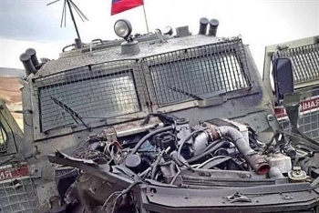 Thiết giáp Tiger của Quân cảnh Nga bị xé toạc phần đầu sau khi dính bom của phiến quân
