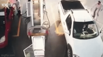 Video: Nghịch điện thoại ở trạm xăng, người đàn ông vô tình khiến ô tô cháy như đuốc