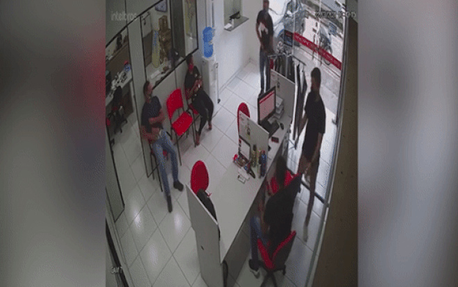 Video: Người phụ nữ "mắc kẹt" giữa hai làn đạn trong cuộc đọ súng