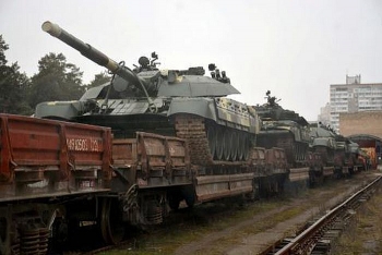 Ukraine chuyển tăng hạng nặng, pháo tự hành đến gần biên giới Nga