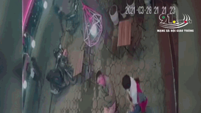 Camera giao thông: Kinh hoàng khoảnh khắc xe mô tô tông bay 2 người phụ nữ sang đường