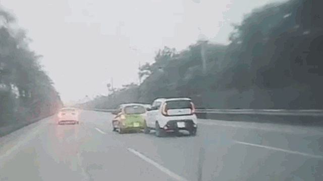 Camera giao thông: Tông lật ô tô con, tài xế Kia phóng xe tháo chạy Camera giao thông: Tông lật ô tô con, tài xế Kia phóng xe tháo chạy