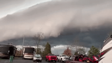 Video: Cơn giông quét qua, thềm mây tuyệt đẹp xuất hiện