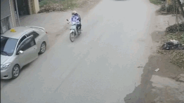 Camera giao thông: Tài xế ô tô đánh lái xuất thần, cứu mạng 2 nữ sinh trong gang tấc