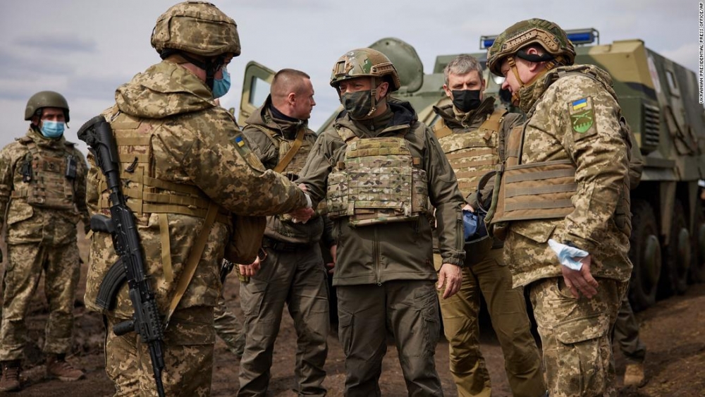 Tổng thống Ukraine ra tiền tuyến thăm binh sĩ giữa lúc căng thẳng với Nga đang leo thang