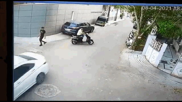 Camera giao thông: Tài xế ô tô trả đũa xe máy sau va chạm