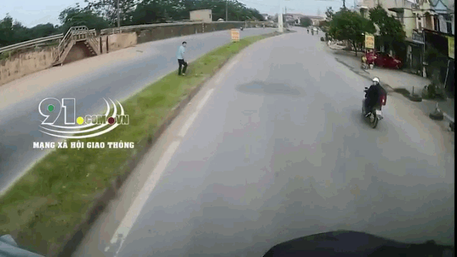 Camera giao thông: Ô tô con vượt ẩu, bị container đâm xoay ngang đường