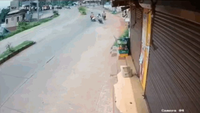 Camera giao thông: Tránh xe máy sang đường, thanh niên lộn vòng gây kinh hãi