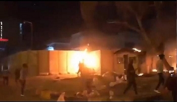 Người biểu tình Iraq đốt cháy lãnh sự quán Iran