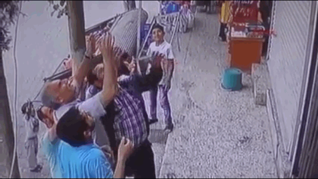 Video: Người dân giơ tay hứng trọn bé gái rơi từ tầng 3 chung cư
